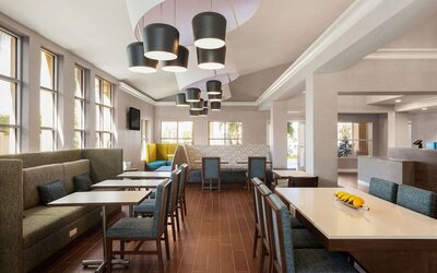 Dining area at Hampton Inn & Suites Ft. Lauderdale Airport/South Cruise Port.