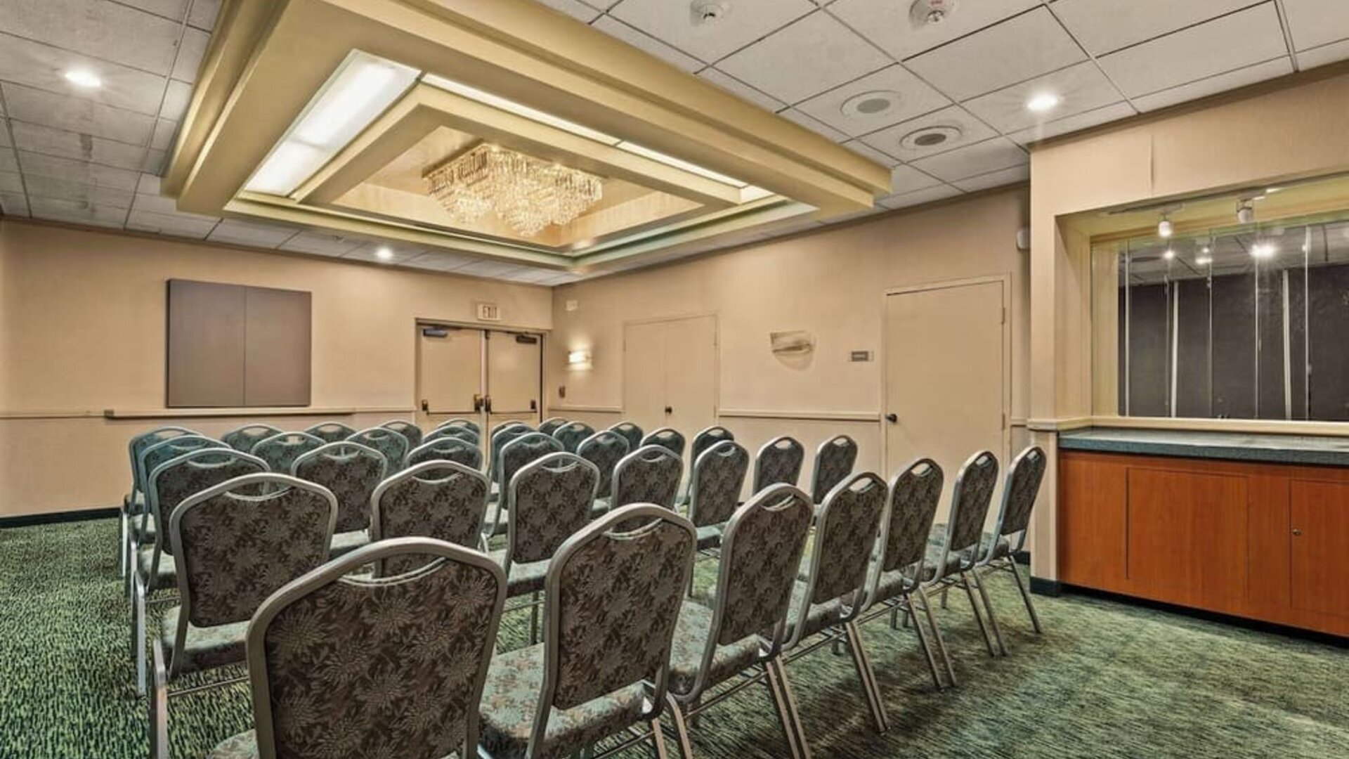 Meeting room at Airport Honolulu Hotel, Trademark Collection By Wyndham.