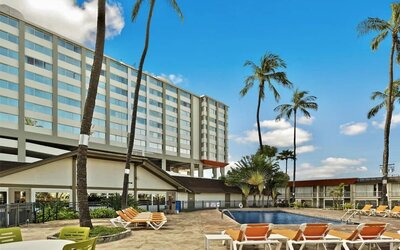 Outdoor pool at Best Western The Plaza Hotel Honolulu Airport.