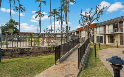 Garden at Best Western The Plaza Hotel Honolulu Airport.