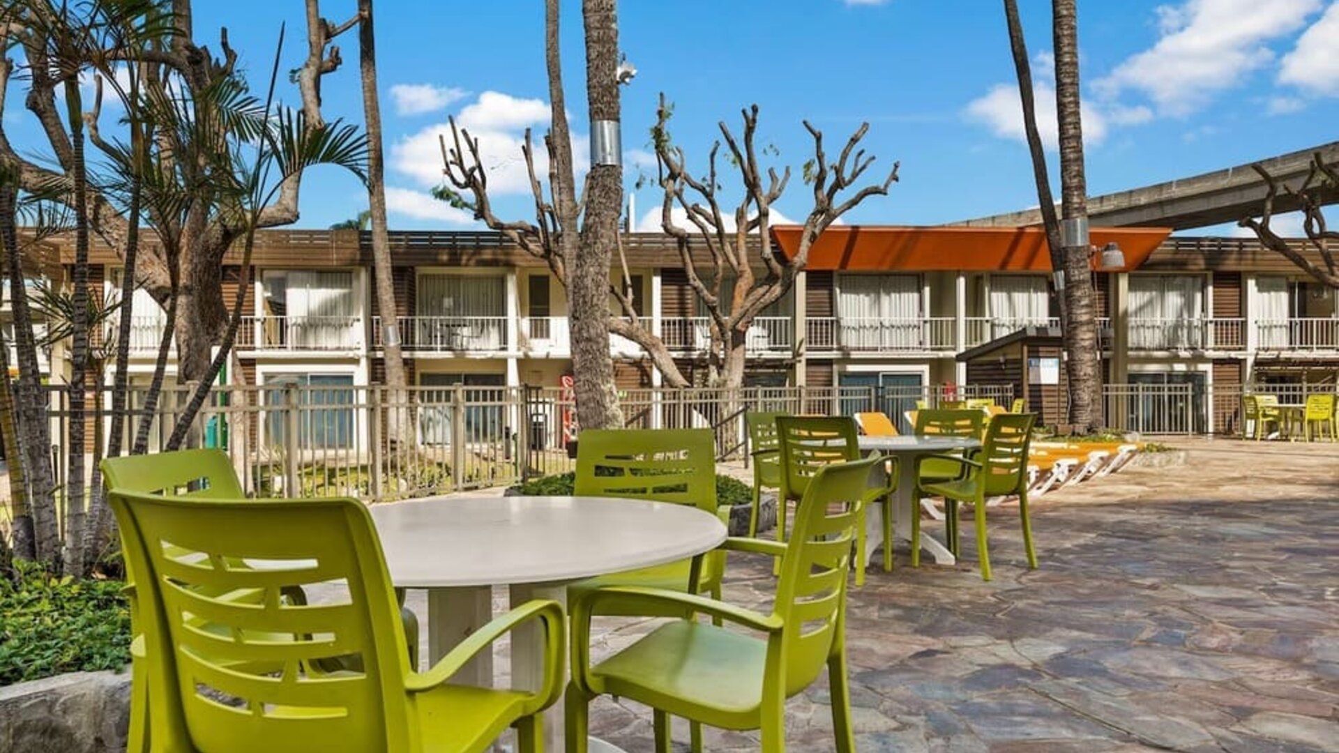 Outdoor area at Best Western The Plaza Hotel Honolulu Airport.