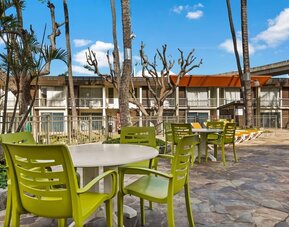Outdoor area at Best Western The Plaza Hotel Honolulu Airport.
