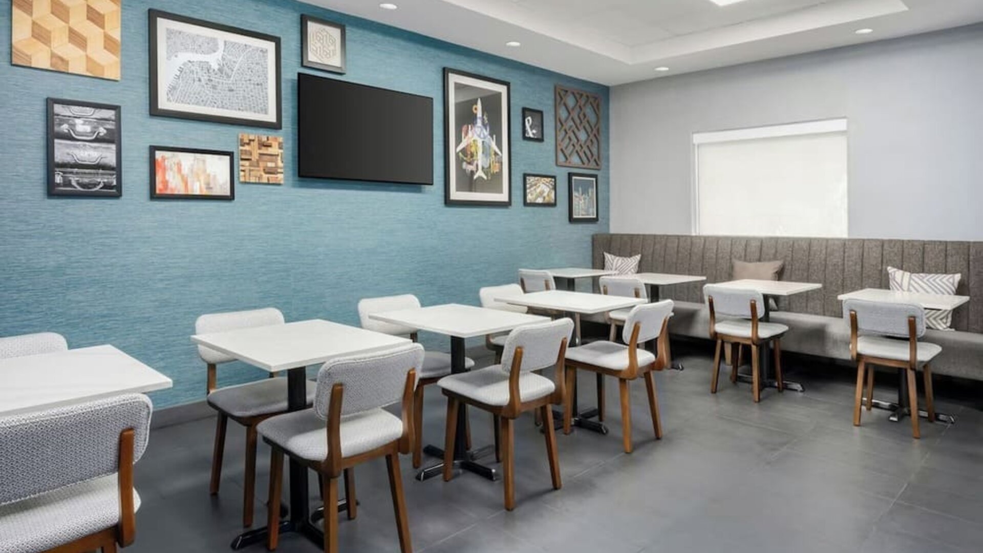 Dining area at Four Points By Sheraton College Park Atlanta Airport.