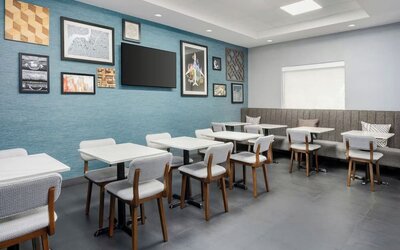 Dining area at Four Points By Sheraton College Park Atlanta Airport.