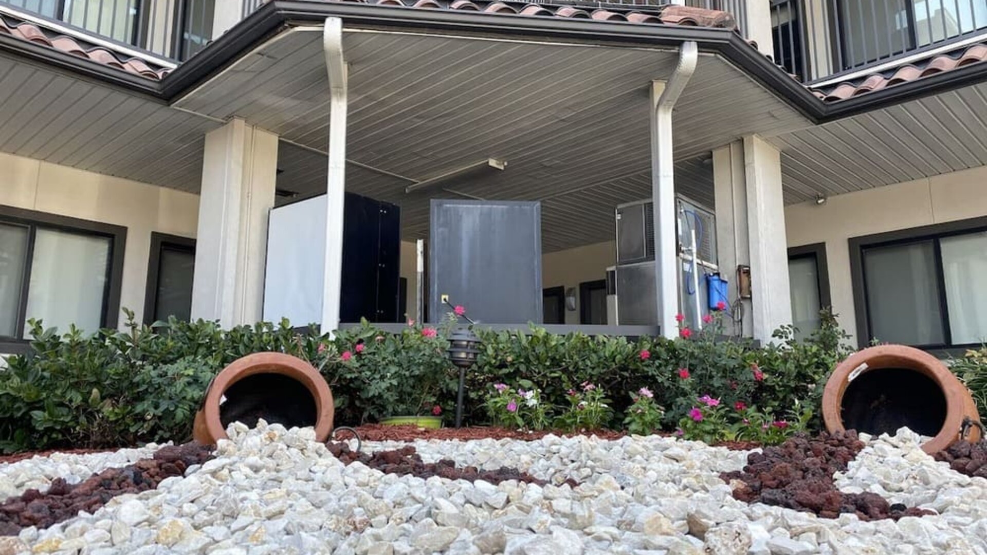 Exterior at Island Suites Hobby Airport.