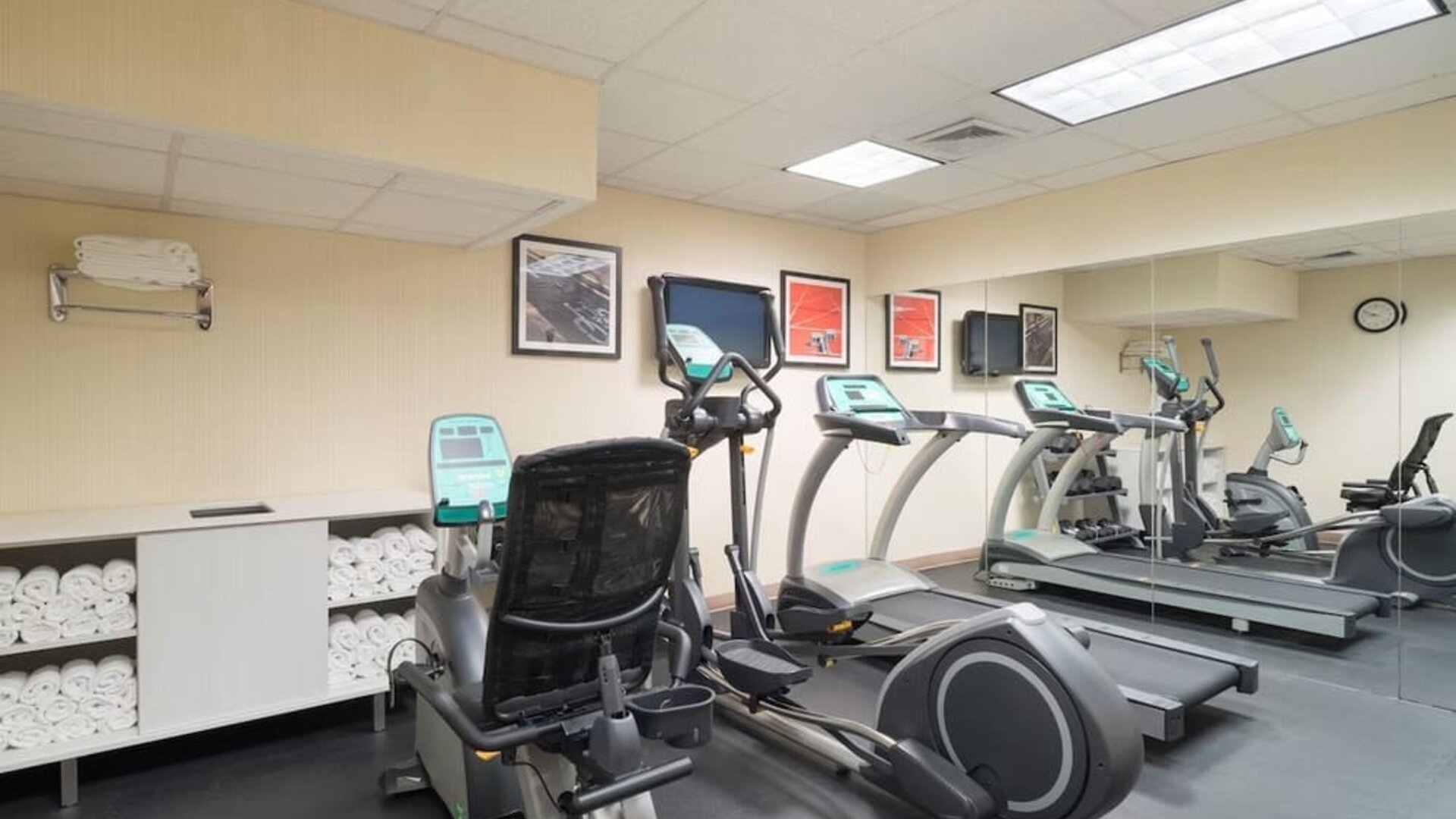 Meeting room at Holiday Inn Express Wall Street.