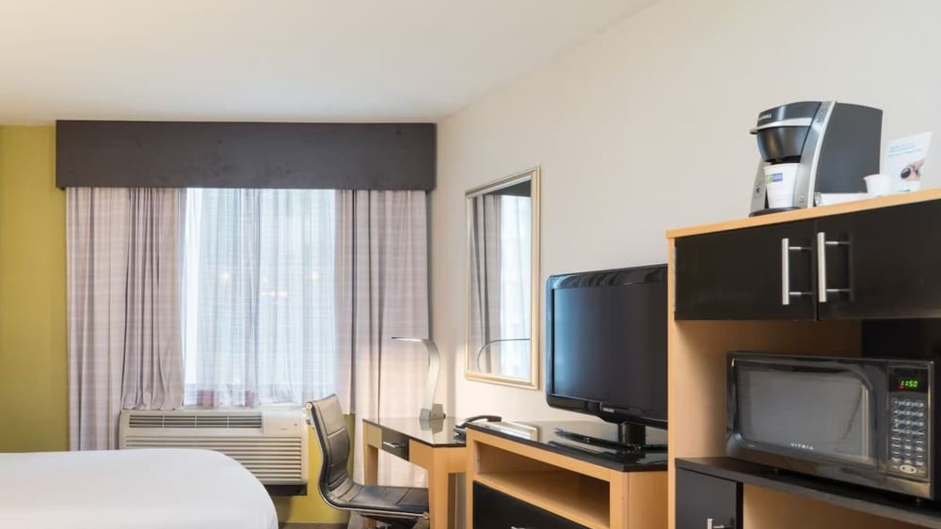 Day room at Holiday Inn Express Wall Street.