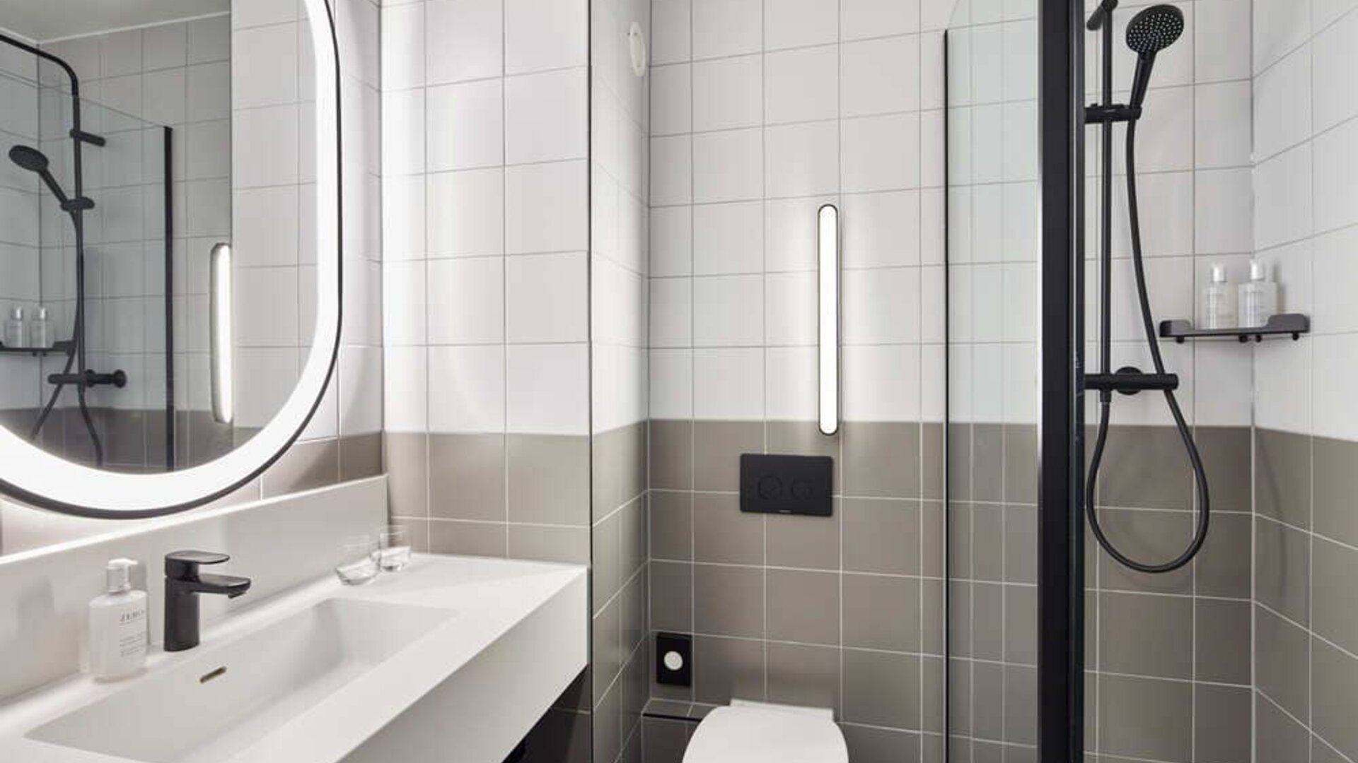 Guest bathroom with shower at Leonardo Hotel Dublin Christchurch.