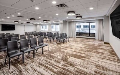 Professional meeting room at DoubleTree by Hilton Hotel & Suites Jersey City.