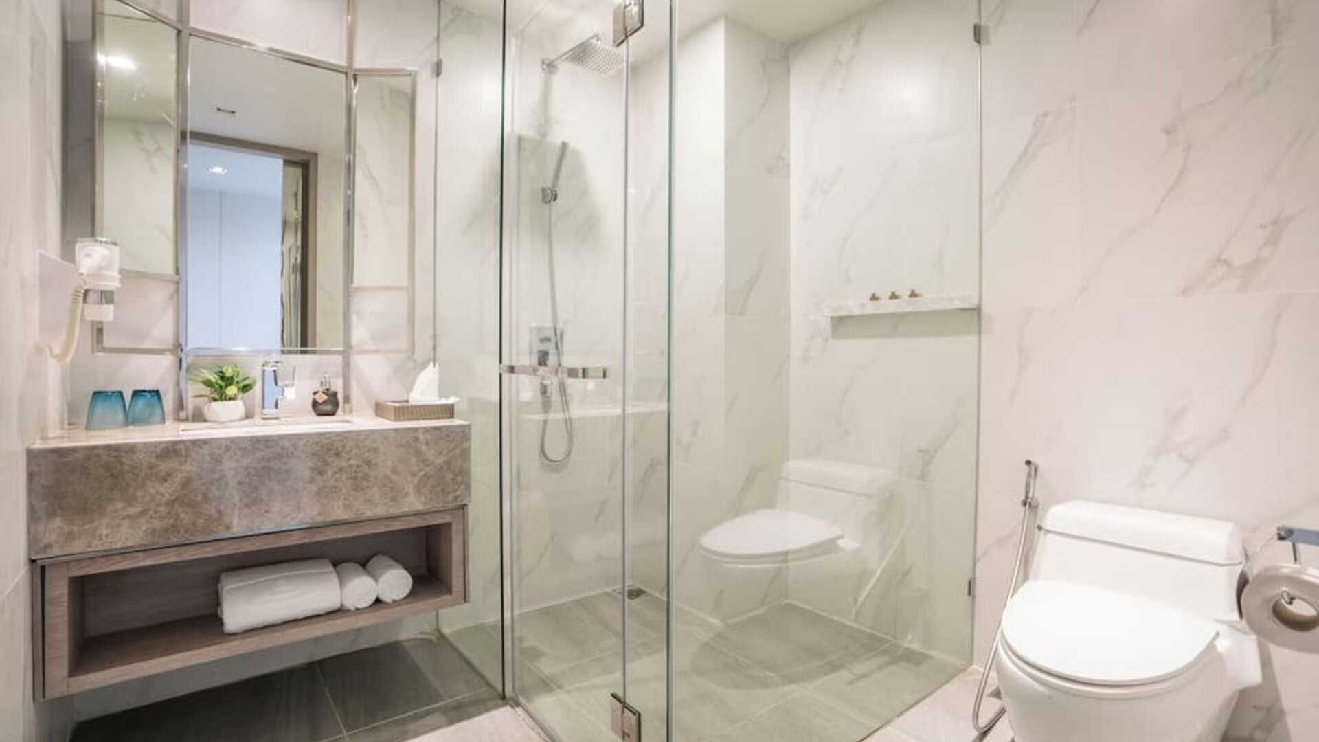Modern bathroom with plush towels at Divalux Resort & Spa Bangkok Suvarnabhumi Airport.