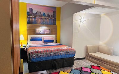 Day room with comfortable couch at The Mt. Vernon Inn.