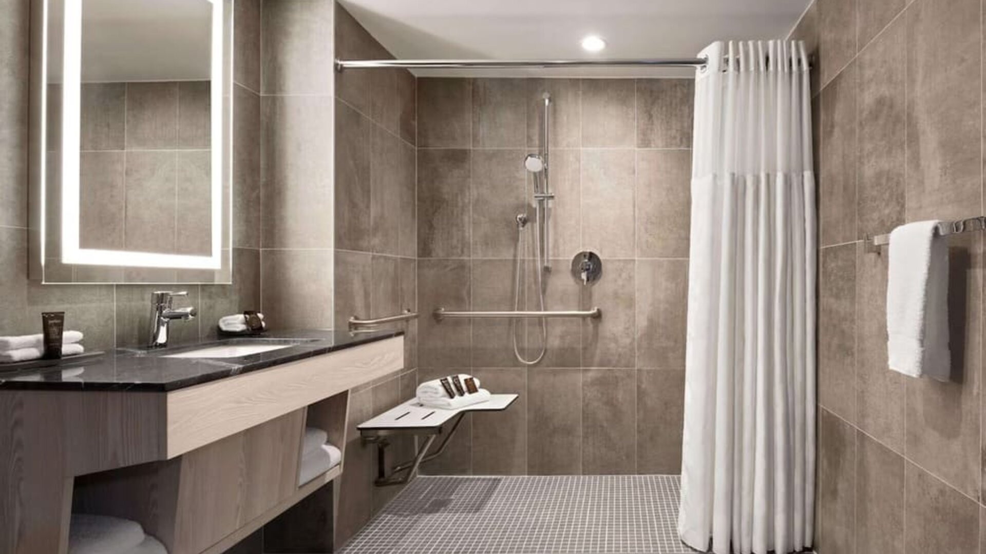 Bathroom with shower at Wingate By Wyndham New York Midtown South/5th Ave.