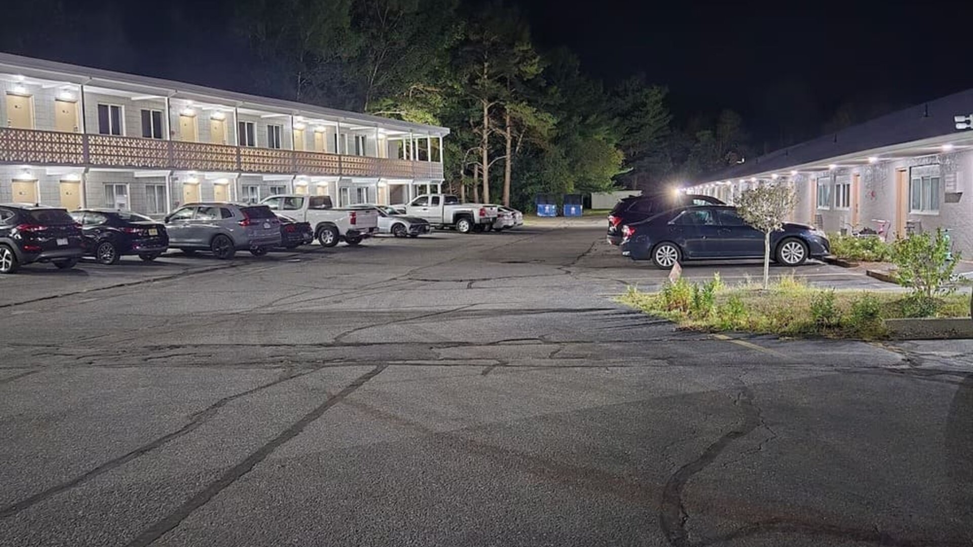 Exterior of Nashoba Valley Inn & Suit.