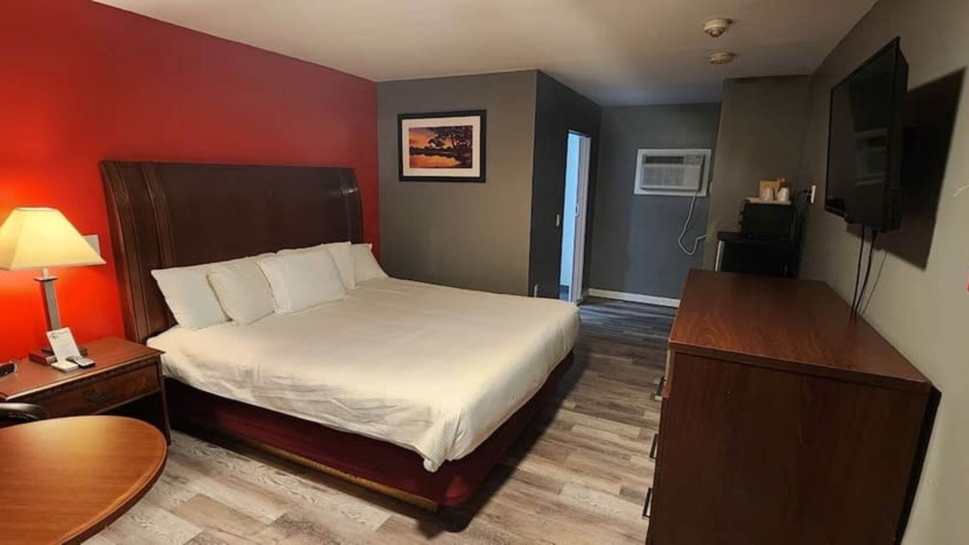 Day room with desk at Nashoba Valley Inn & Suit.