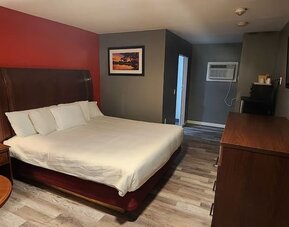 Day room with desk at Nashoba Valley Inn & Suit.