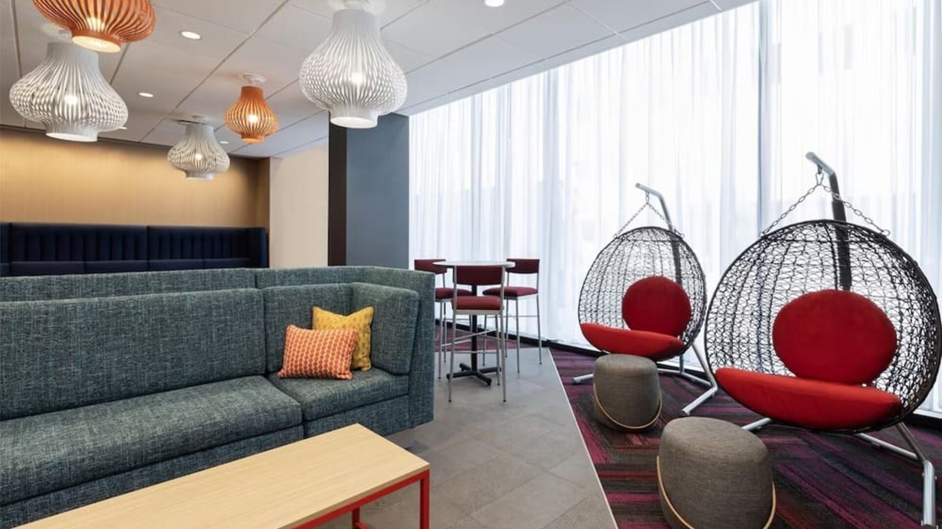 Coworking lounge seating at Tru By Hilton Montreal Centre-Ville.