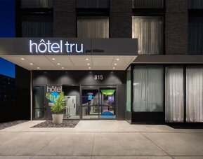 Hotel exterior and entrance at Tru By Hilton Montreal Centre-Ville.