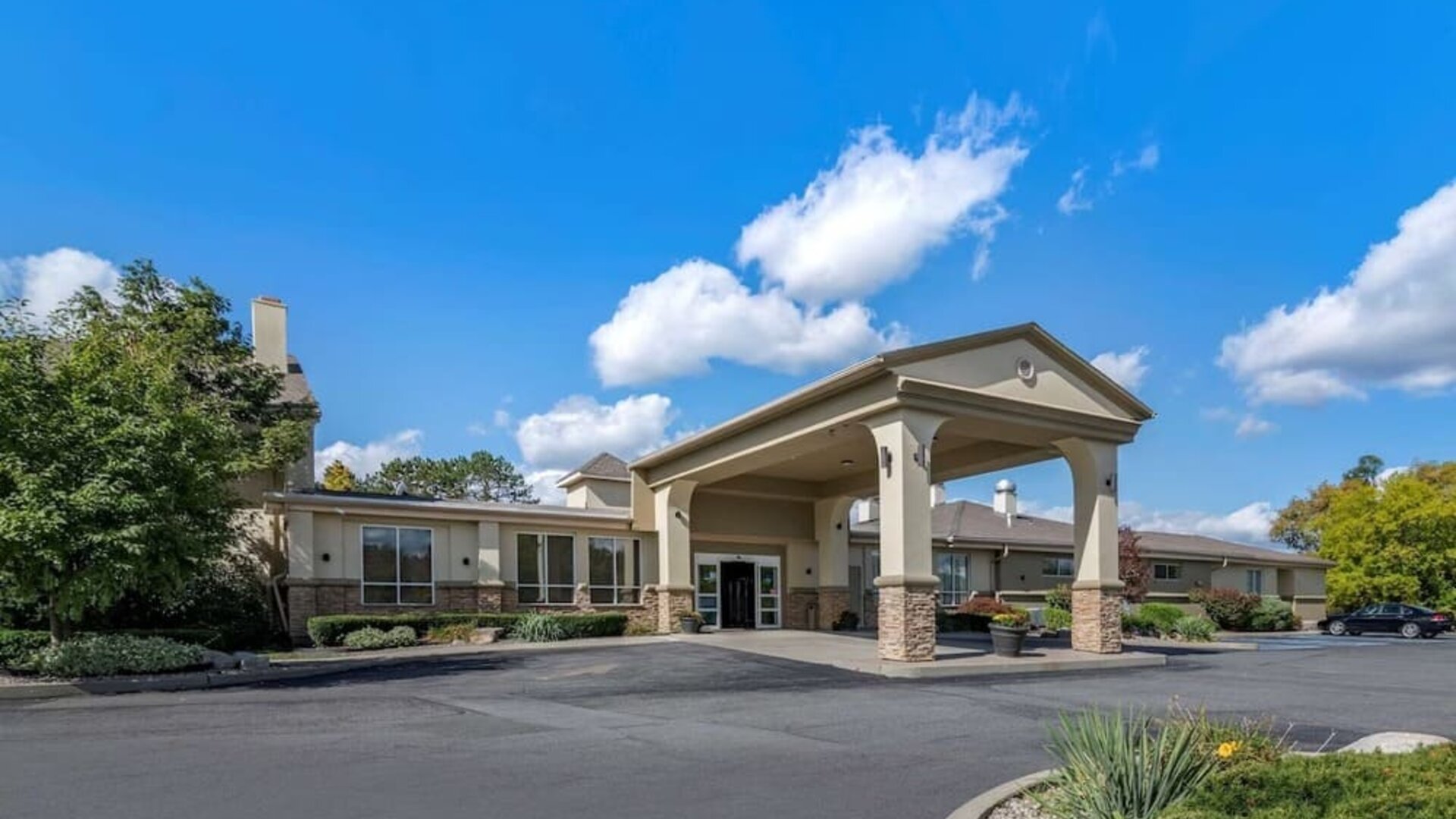 Beautiful exterior view of the Comfort Inn Glenmont – Albany South.