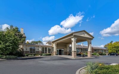 Beautiful exterior view of the Comfort Inn Glenmont – Albany South.