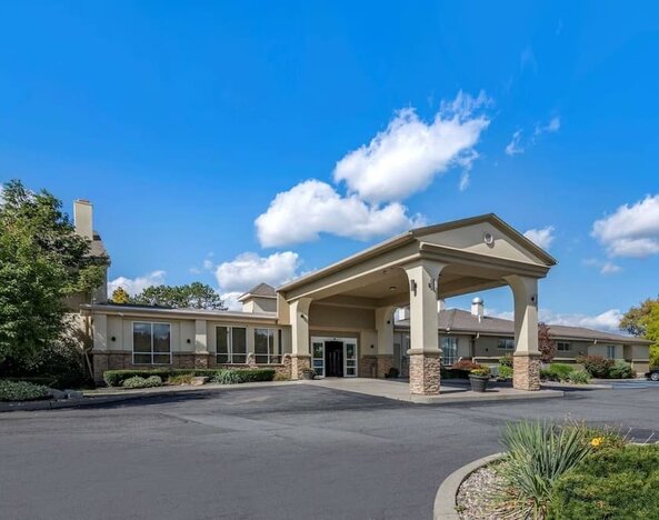 Beautiful exterior view of the Comfort Inn Glenmont – Albany South.