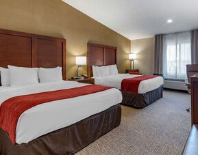 Day room with a desk, chair and plenty of natural light at Comfort Inn Glenmont - Albany South.