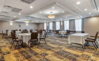 Large meeting room at Comfort Inn Glenmont - Albany South.
