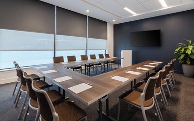 Large meeting room at EVEN Hotel Brooklyn By IHG.