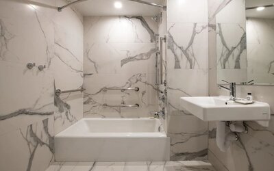 Modern bathroom at Aliz Hotel Times Square.