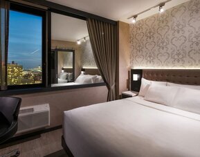 Day room with work desk and chair at Aliz Hotel Times Square.