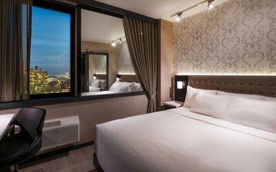 Day room with work desk and chair at Aliz Hotel Times Square.