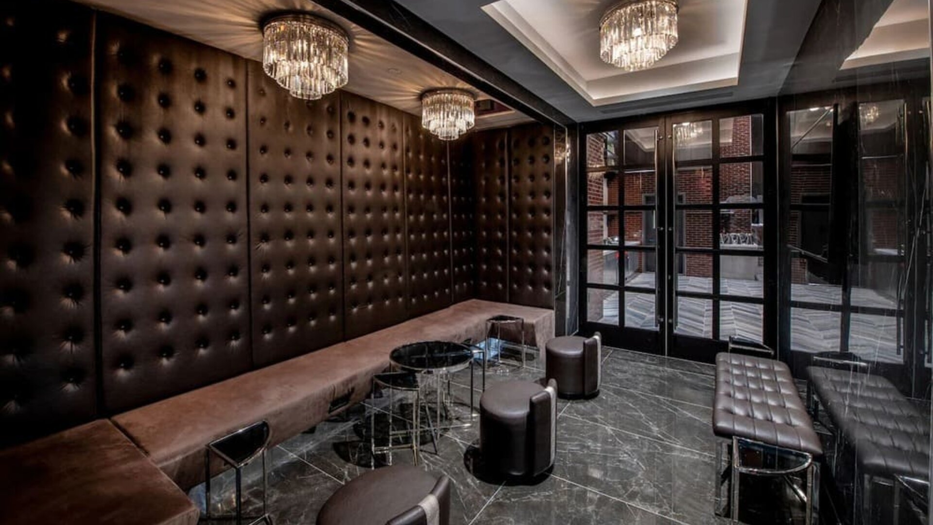 Lobby with comfortable seating at Aliz Hotel Times Square.