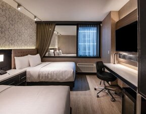 Day room with work desk and chair at Aliz Hotel Times Square.