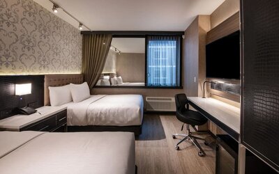 Day room with work desk and chair at Aliz Hotel Times Square.