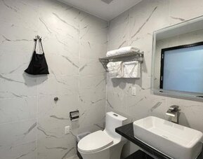 Modern bathroom with plush towels at Liberty View Brooklyn Hotel.
