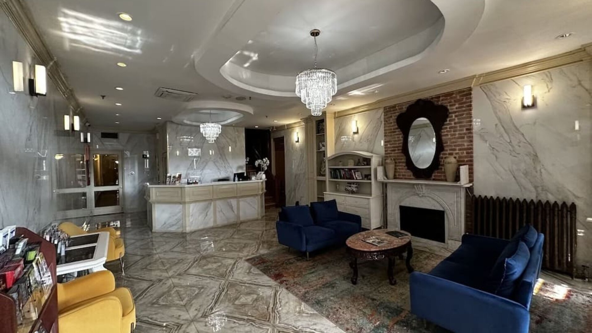 Reception at Da Vinci Hotel.