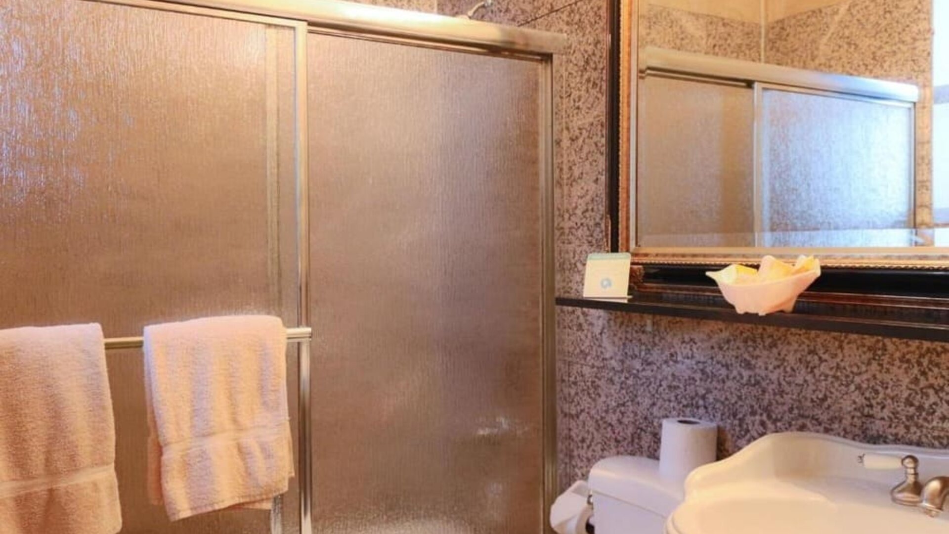 Bathroom at Da Vinci Hotel.
