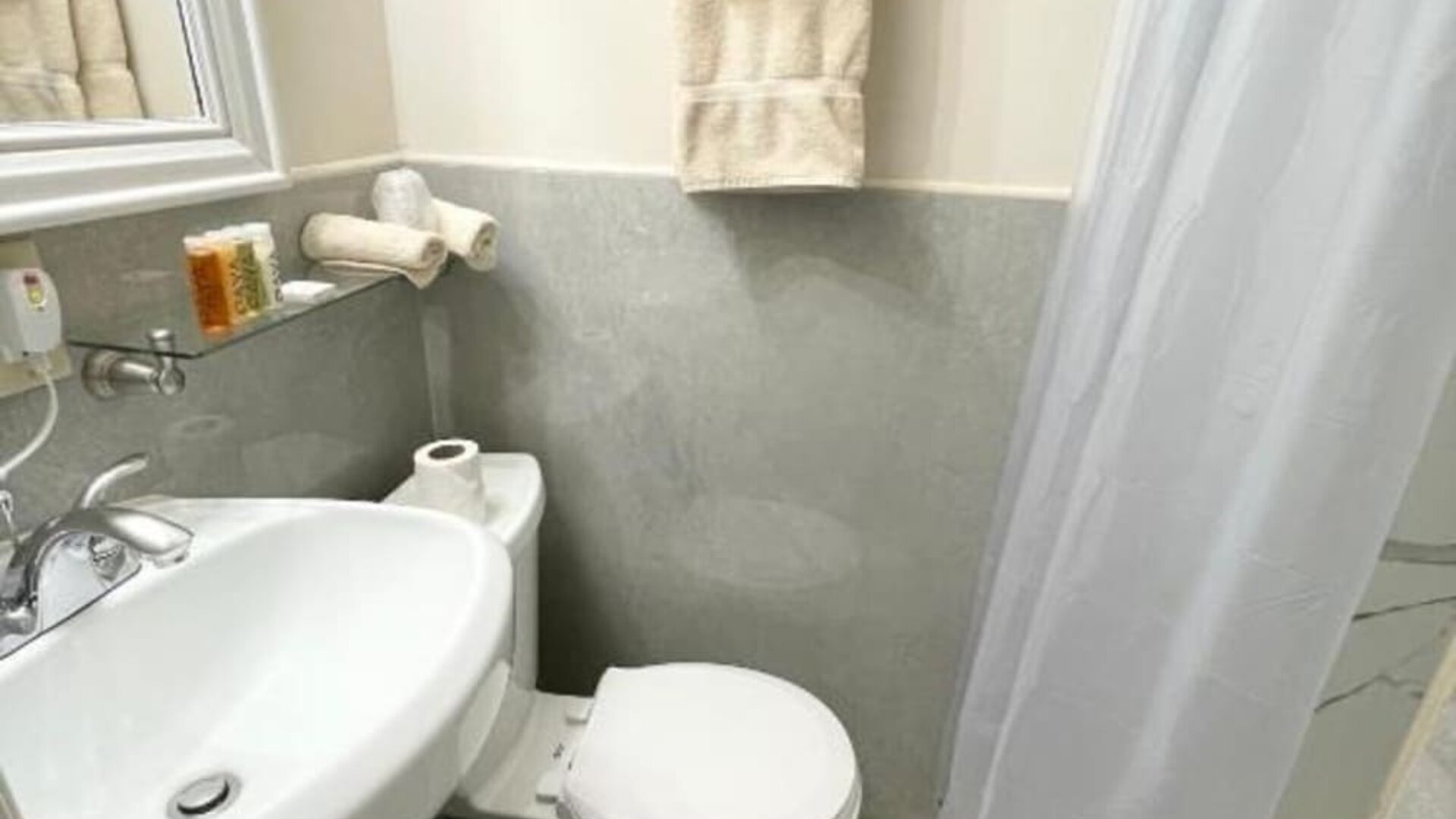 Bathroom at Da Vinci Hotel.
