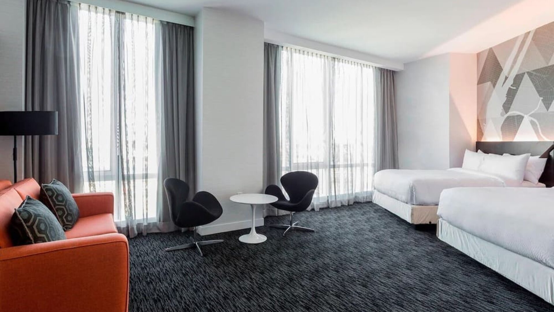 Day use room with a couch, workspace and natural light at Courtyard By Marriott Long Island City/New York Manhattan View.
