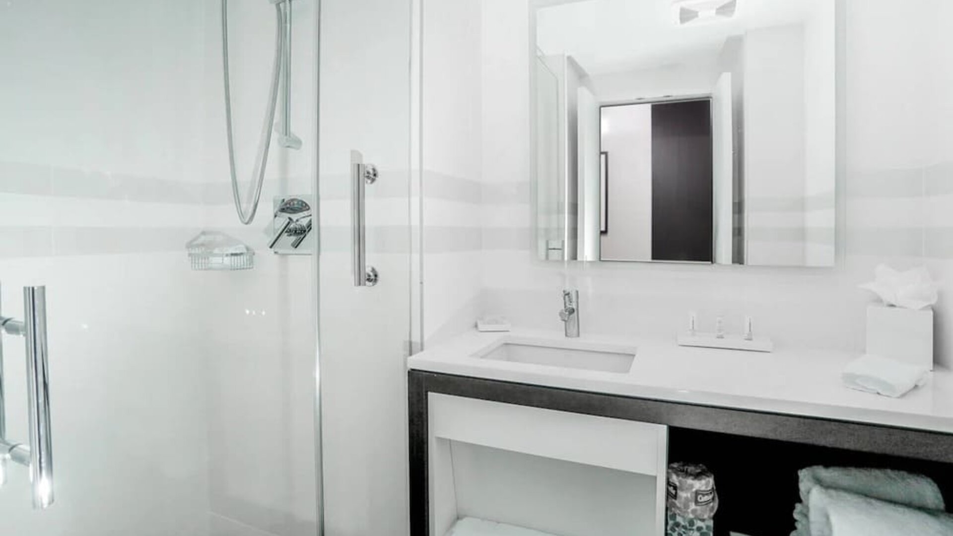 Modern bathroom with plush towels at Courtyard By Marriott Long Island City/New York Manhattan View.