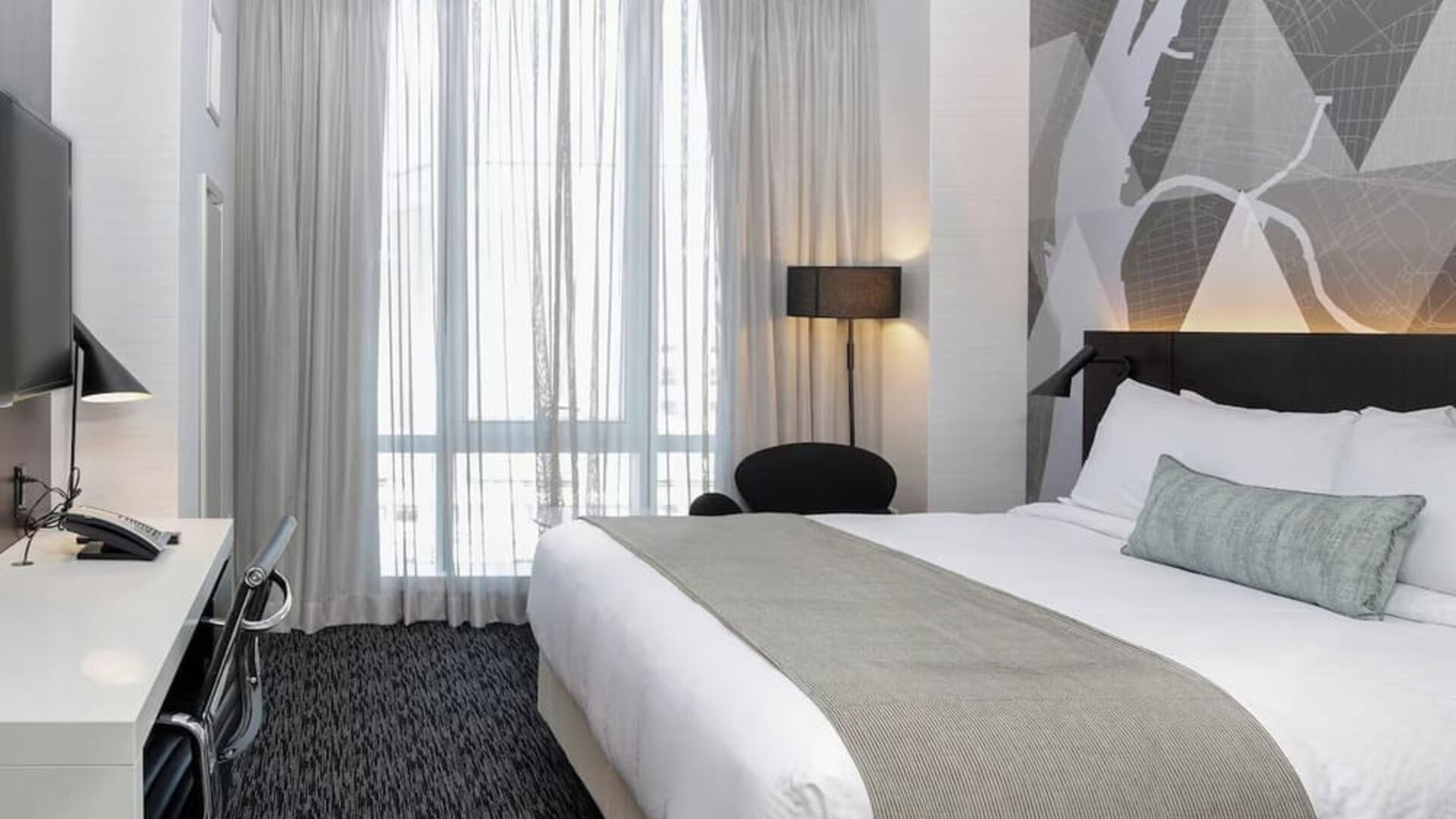 Day use room with workspace and natural light at Courtyard By Marriott Long Island City/New York Manhattan View.