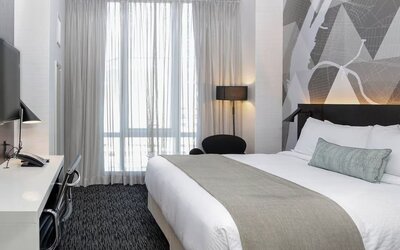 Day use room with workspace and natural light at Courtyard By Marriott Long Island City/New York Manhattan View.