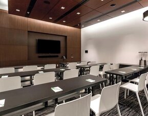 Meeting room at Courtyard By Marriott Long Island City/New York Manhattan View.