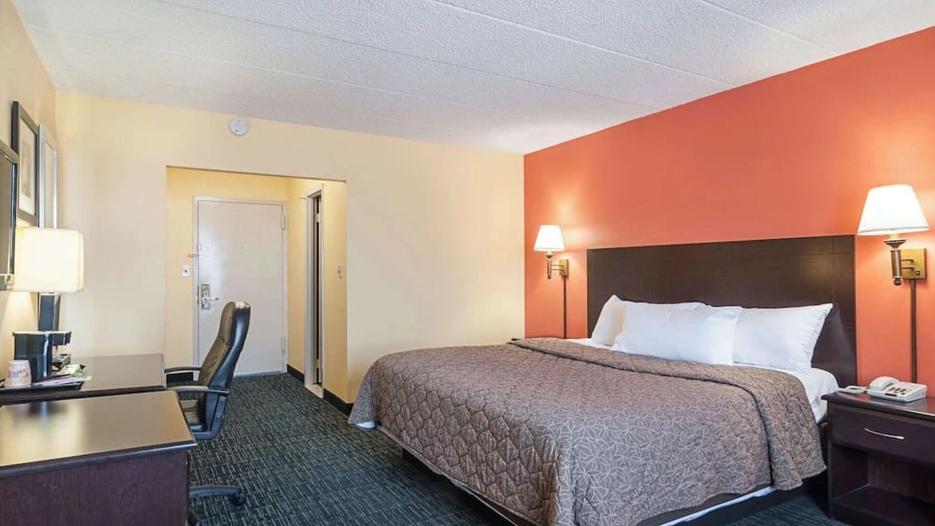 Day use room with work desk at Rodeway Inn Meadowlands.