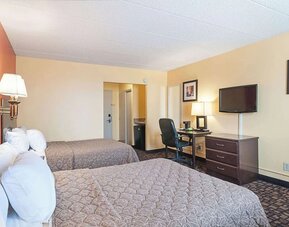 Day use room with work desk at Rodeway Inn Meadowlands.