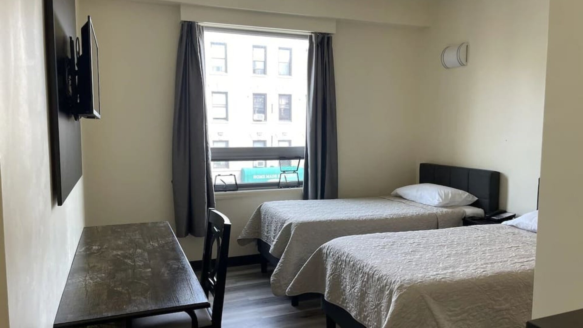 Day room with work space at Astoria Inn LaGuardia Hotel.