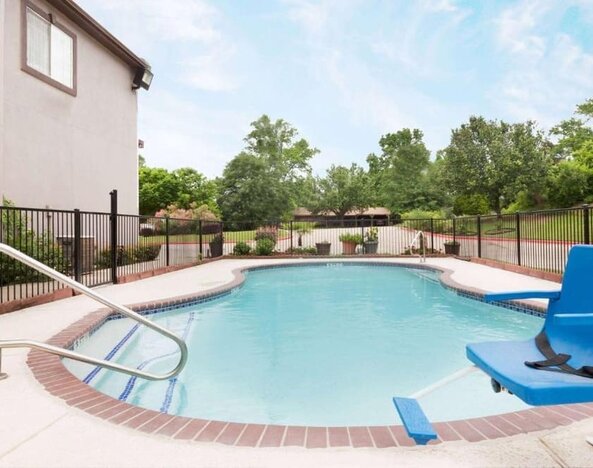 Outdoor pool at Hotel Piney Woods.