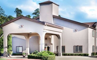 Exterior view of Hotel Piney Woods.