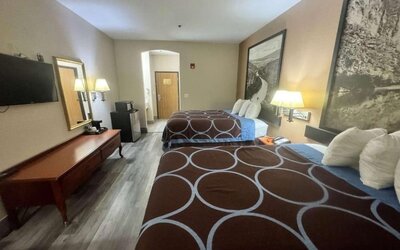 Day room with television at Hotel Piney Woods.