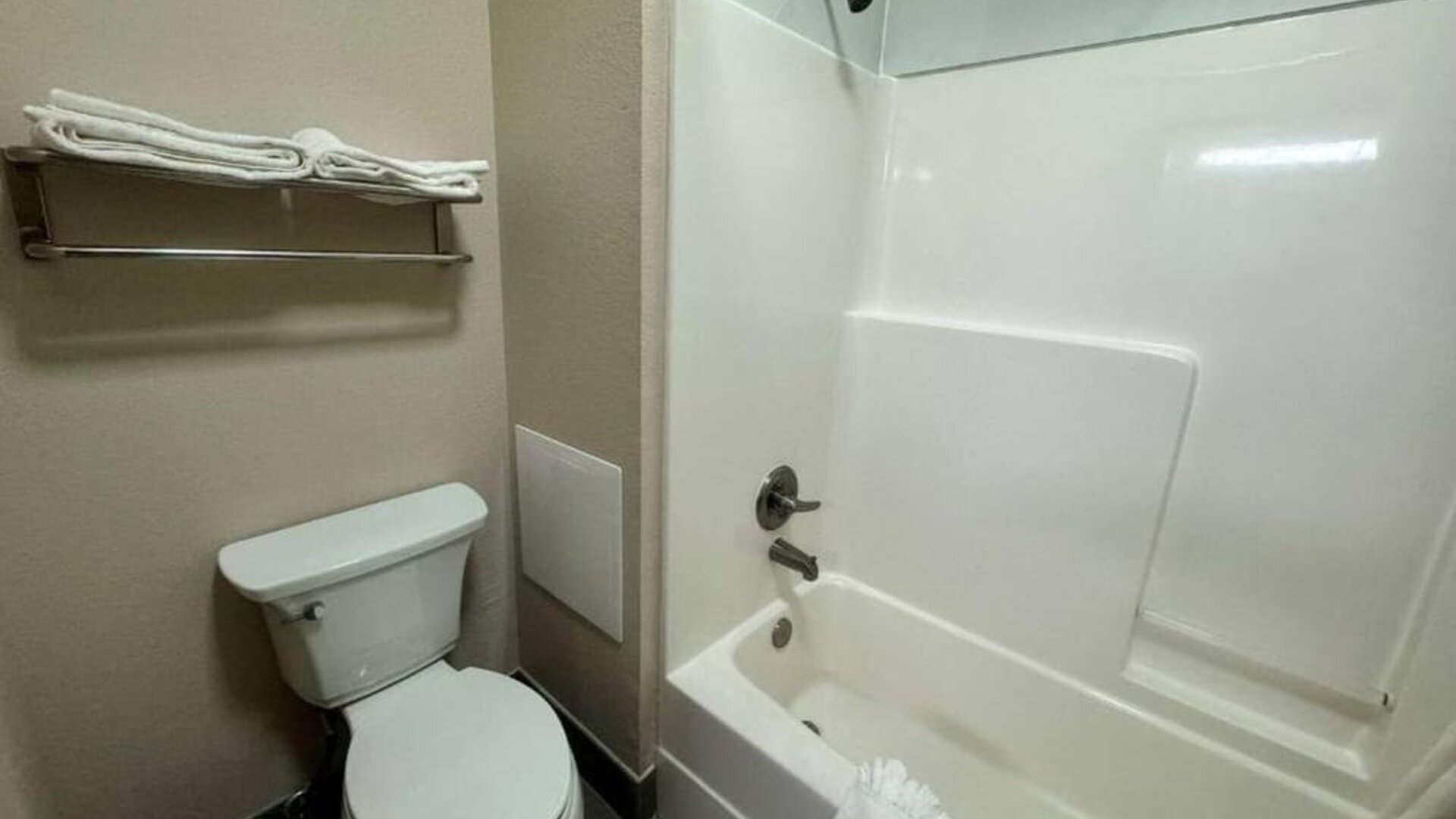 Bathroom with towels at Hotel Piney Woods.