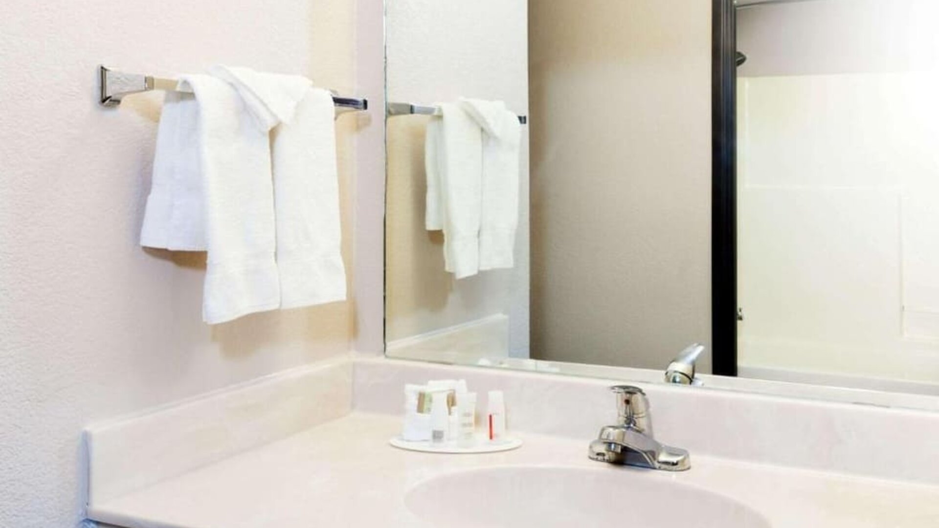 Bathroom with towels at Hotel Piney Woods.